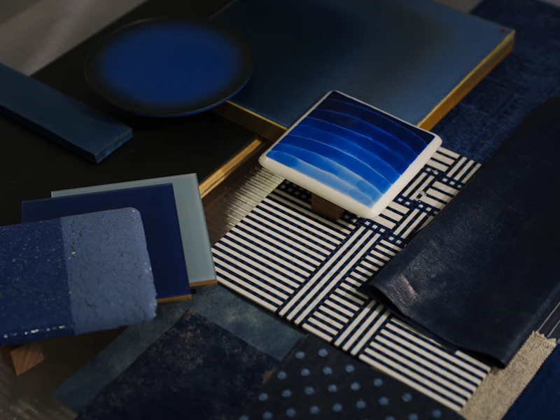 Blauwe kleur- en materiaalstalen voor een huisstijl